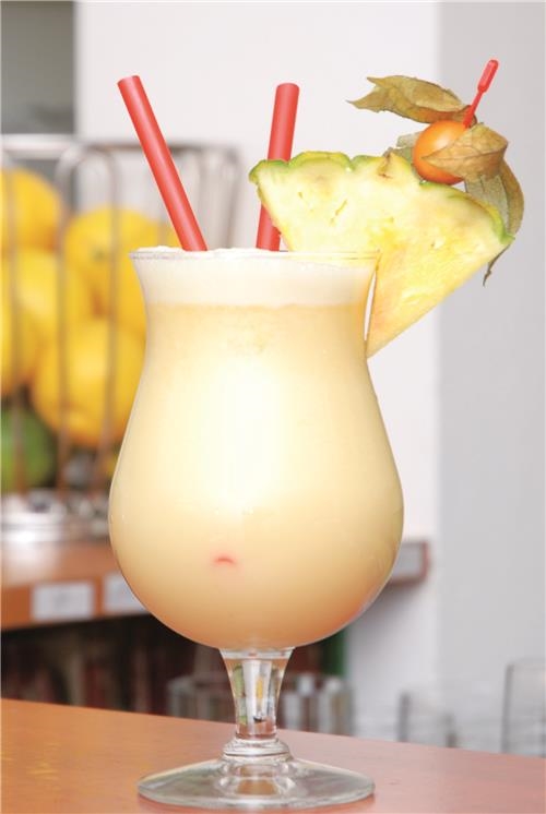 Das Bild zeigt den Cocktail Tropical Fruitcup 