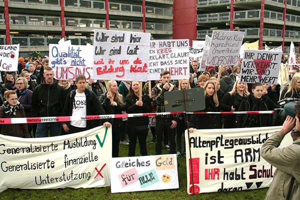 Demonstranten bei einer Kundgebung vor dem Landtag zur kostendeckenden Finanzierung der Altenpflegeausbildung vor dem Düsseldorfer Landtag am 12.05.2014 (Markus Lahrmann)