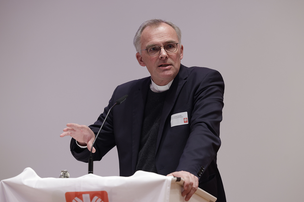 Dr. Christian Schmitt (Münsteraner Diözesan-Caritasdirektor) steht beim 2. Kath. Krankenhaustag am 21.11.2023 in Essen an einem Pult und hält seine Rede (Foto: Achim Pohl)