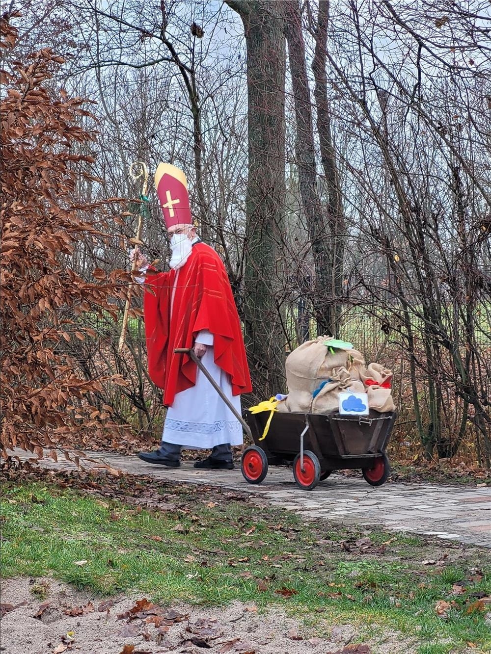 Bischof Nikolaus mit Bollerwagen auf dem Weg zum Familienzentrum Kita Arche Noah (© Caritasverband Worms e. V.)