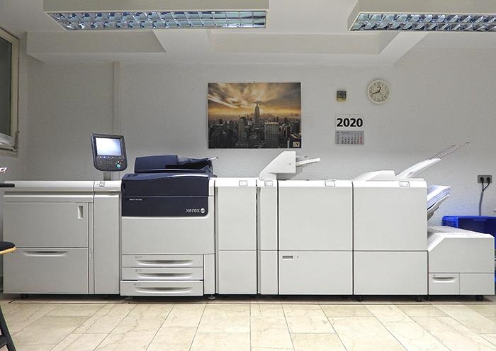 Eine Größere Farbdruckmaschine mit mehreren Zusatzmodulen zum automatischen Sortieren, Heften etc. (Caritasverband Darmstadt e. V. / Jens Berger)