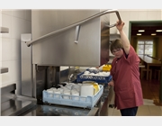 Gezeigt wird hier eine unserer Mitarbeiterinnen die an der Geschirrspülmaschine arbeitet. Teller, Tassen und Besteck werden in Körbe gestellt und sind in 3 Minuten fertig gereinigt.