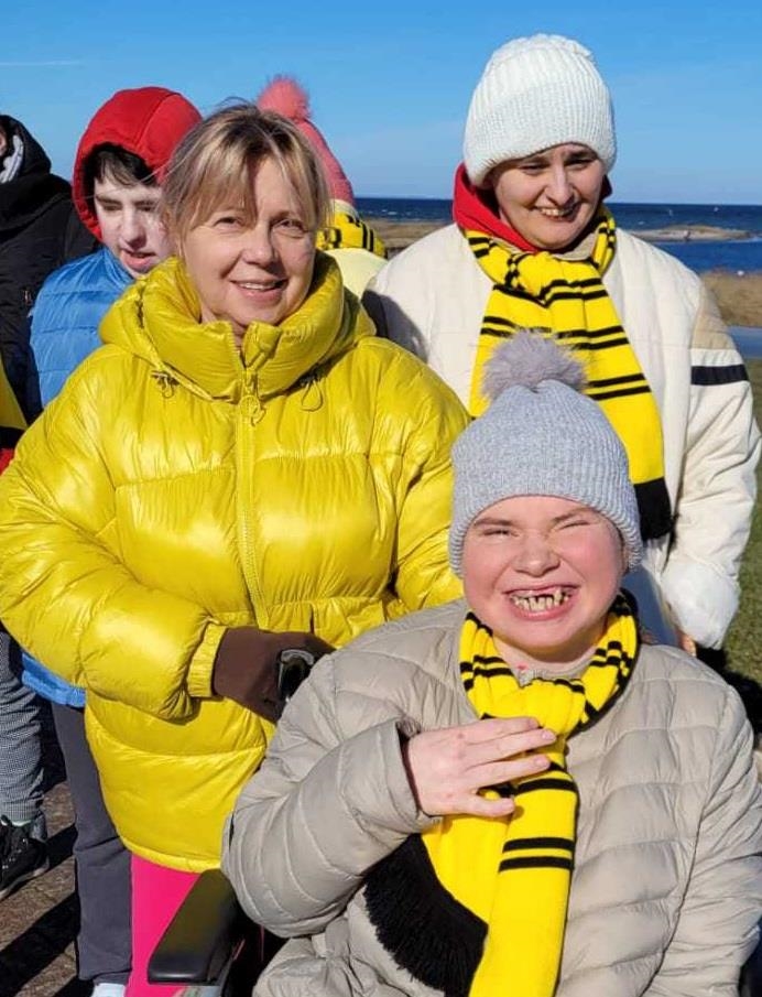 Drei Personen in Winterkleidung an der Ostsee. 