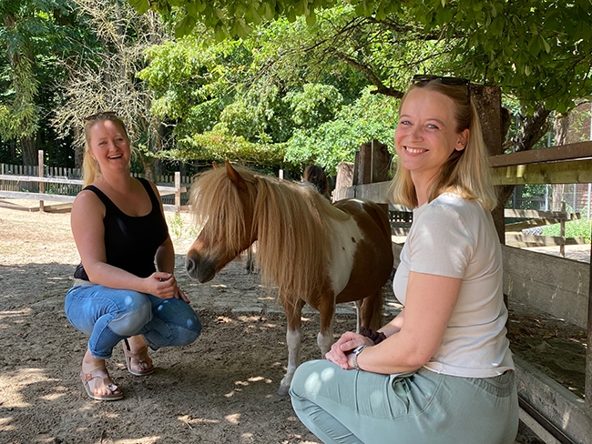 zwei Betreuerinnen mit einem Pony (Caritasverband Darmstadt e. V.)