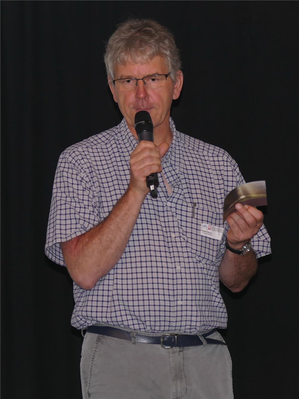 Herbert Knops, Vorsitzender AGKE Bistum Aachen, mit Mikrofon (DiCV Aachen)