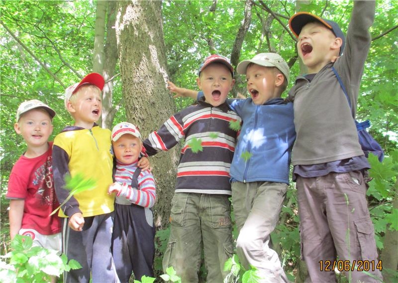 Kleine Jungen beim Spiel im Wald (Caritas Kaliningrad)