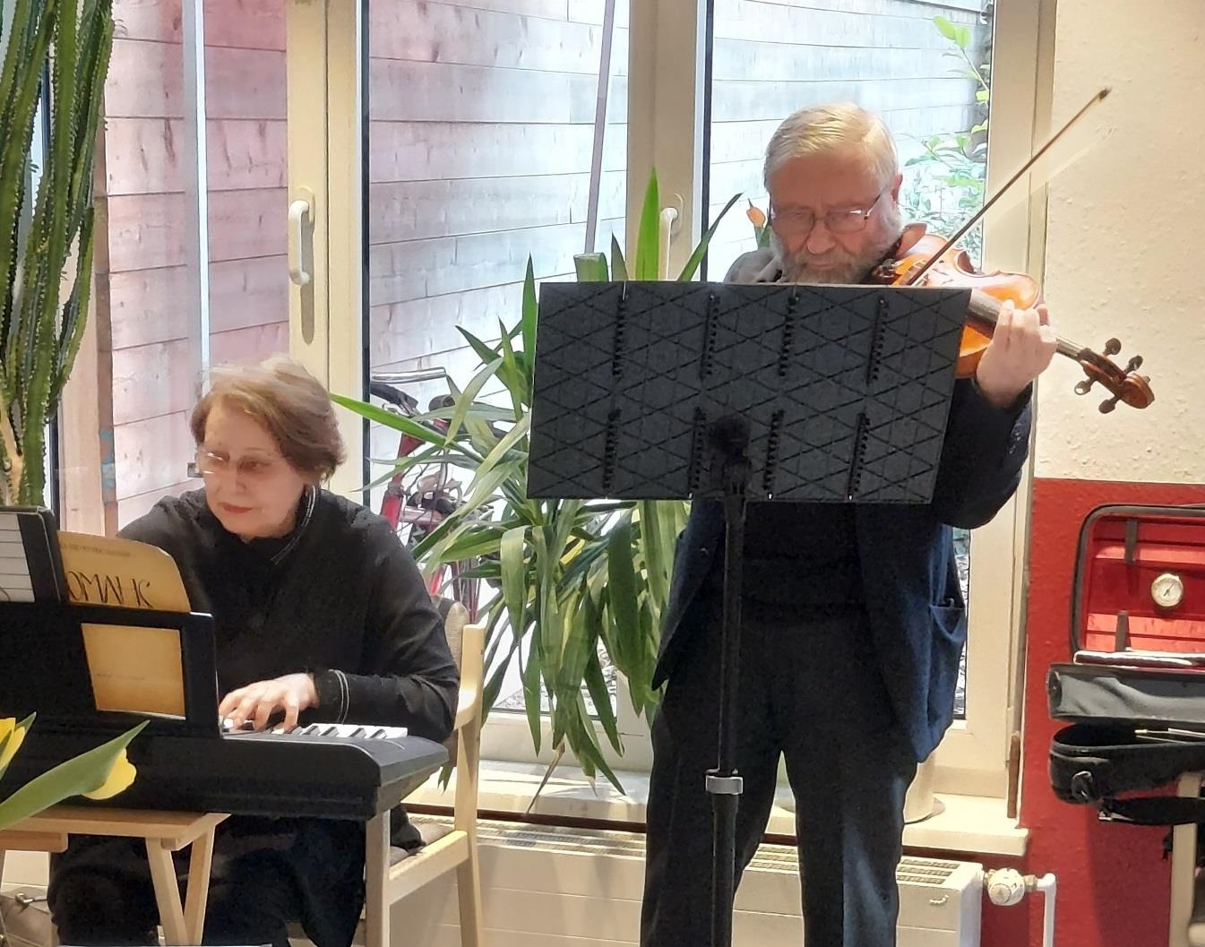Michail Nachbar und Tamara Buslova (links) von den Dortmunder Philharmonikern spielen bei der Gedenkfeier. 