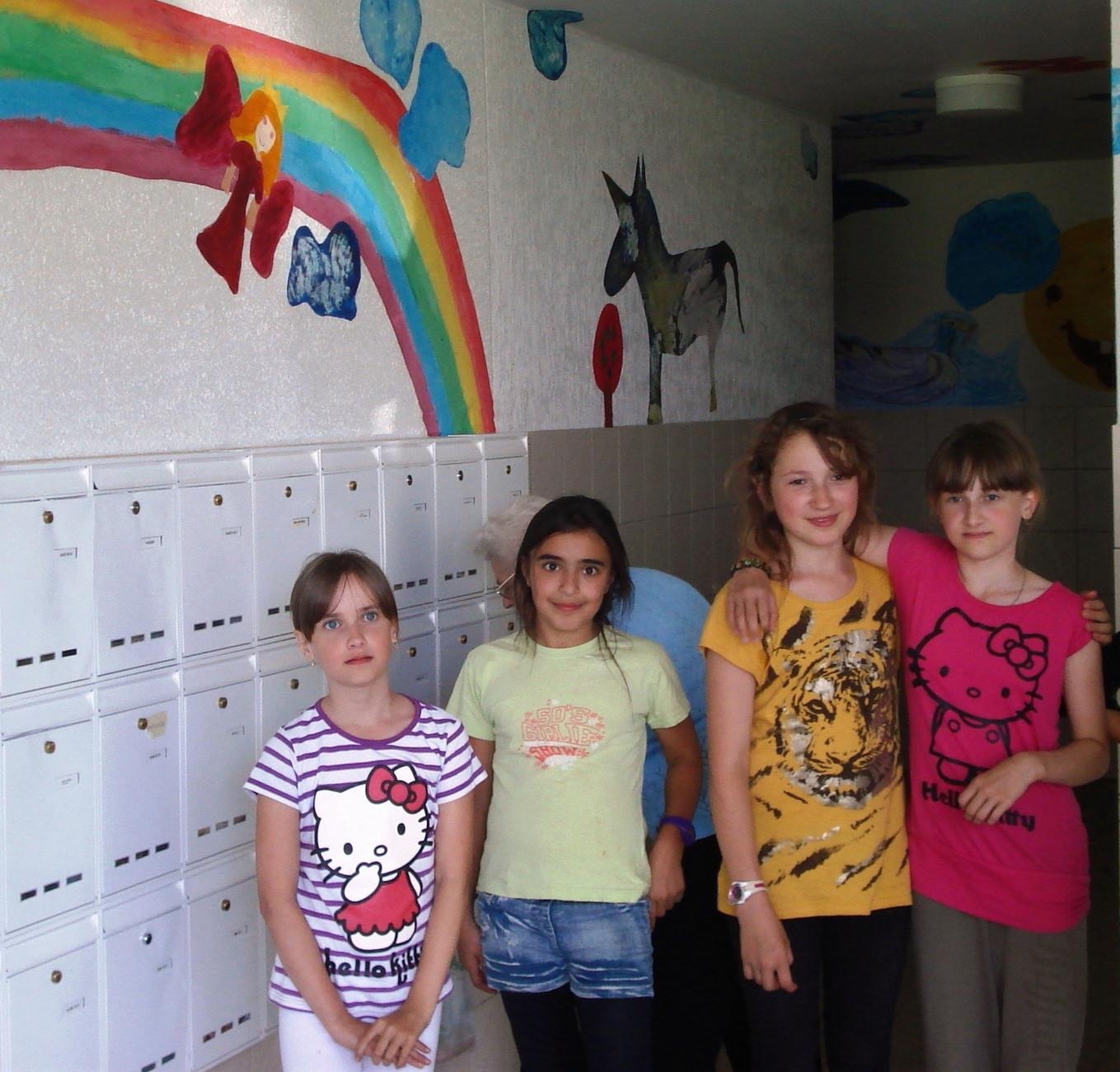 Vier Mädchen vor bemalter Hauswand (Foto: Caritasverband Koblenz)