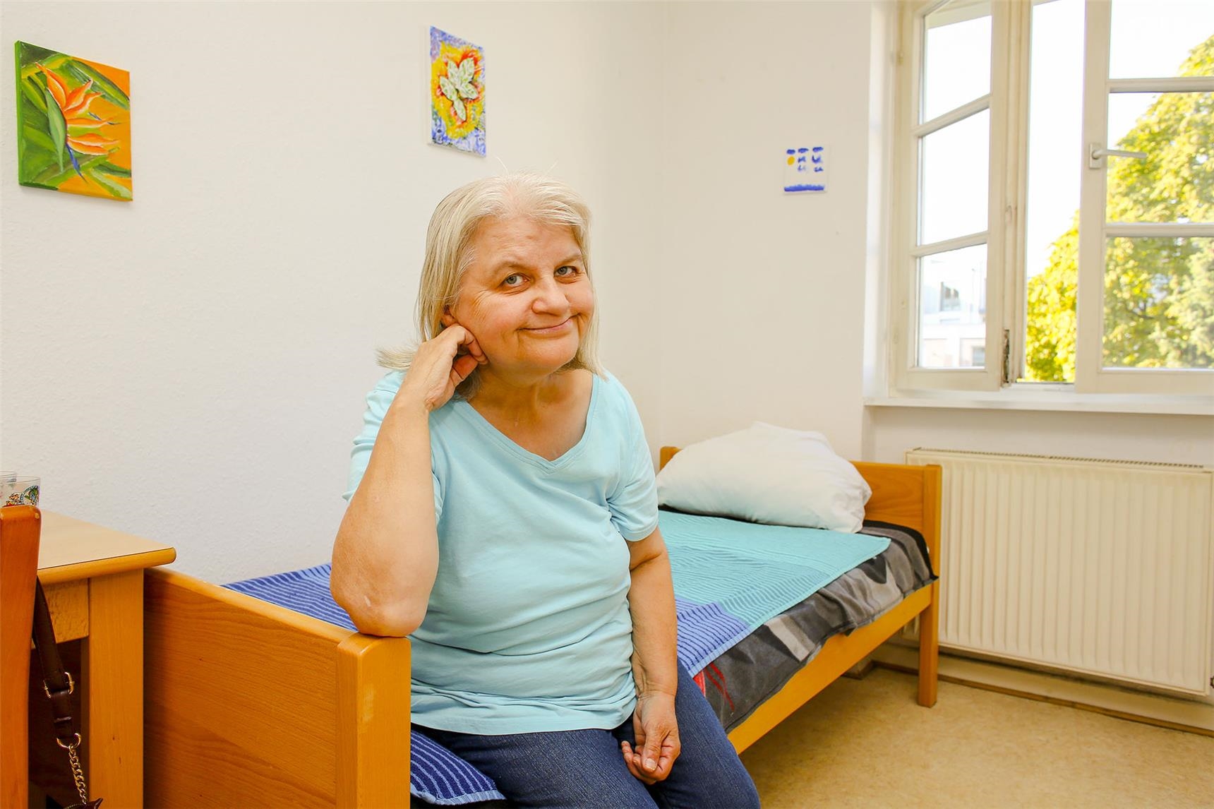 Eine Bewohnerin des Käthe-Luther-Heims in ihrem Zimmer