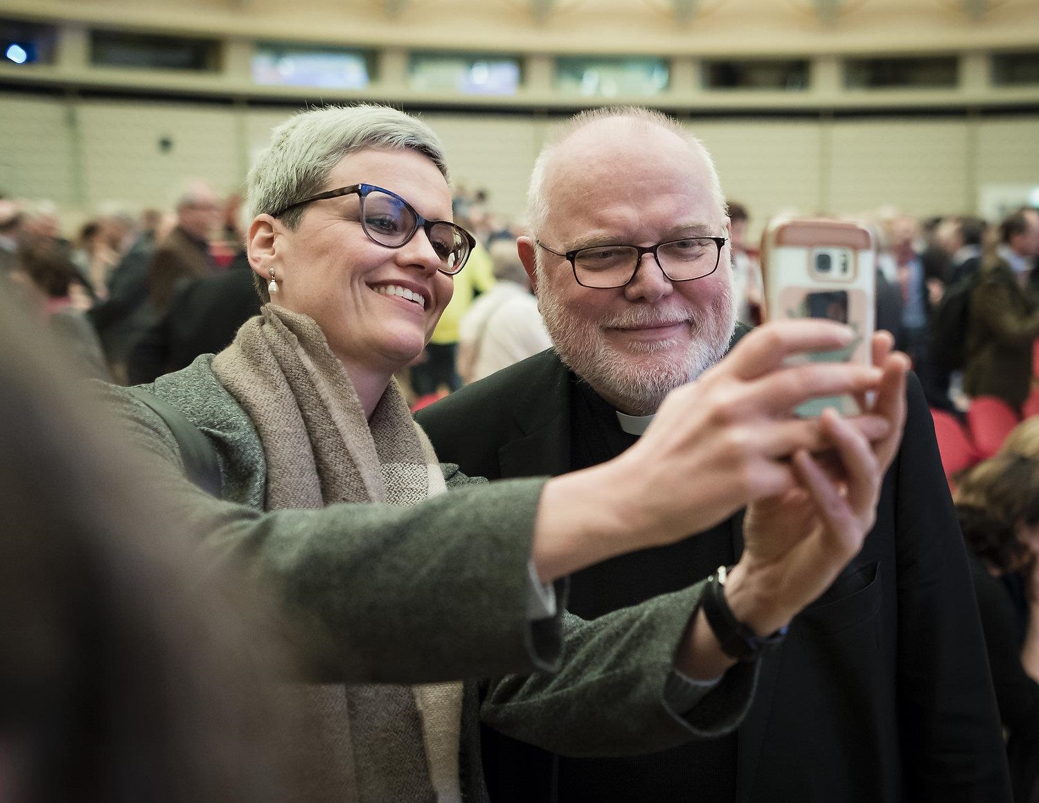 Frau schießt Selfie mit dem Kardinal (DCV/Xander Heinl)