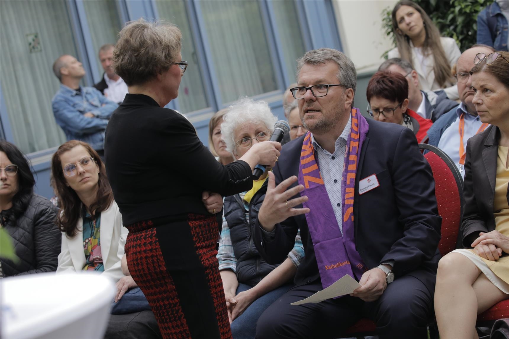 Fragen aus dem Publikum beim Friedensort Carolinenstift (Ralf Gerard)