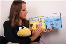 Frau liest Buch / Kinderstiftung