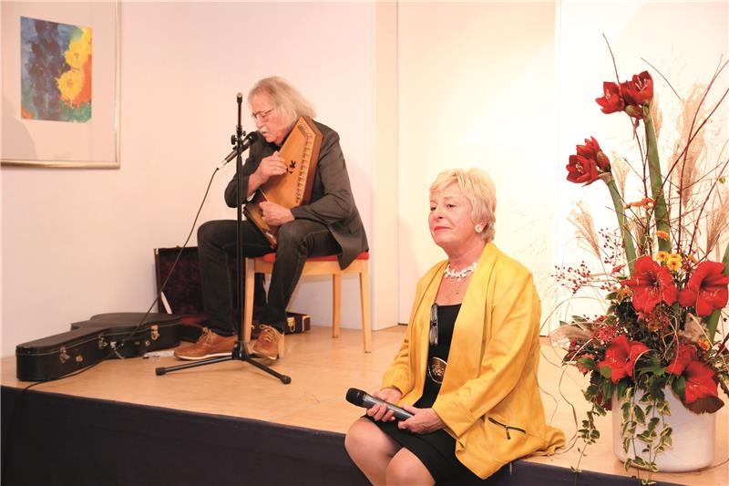 Werner Specht, einer der wichtigsten Vertreter zeitgenössischer Volksmusik im Allgäu, spielte mit seiner Harfenzitherfür Margot Migoni. (Bernhard Gattner)