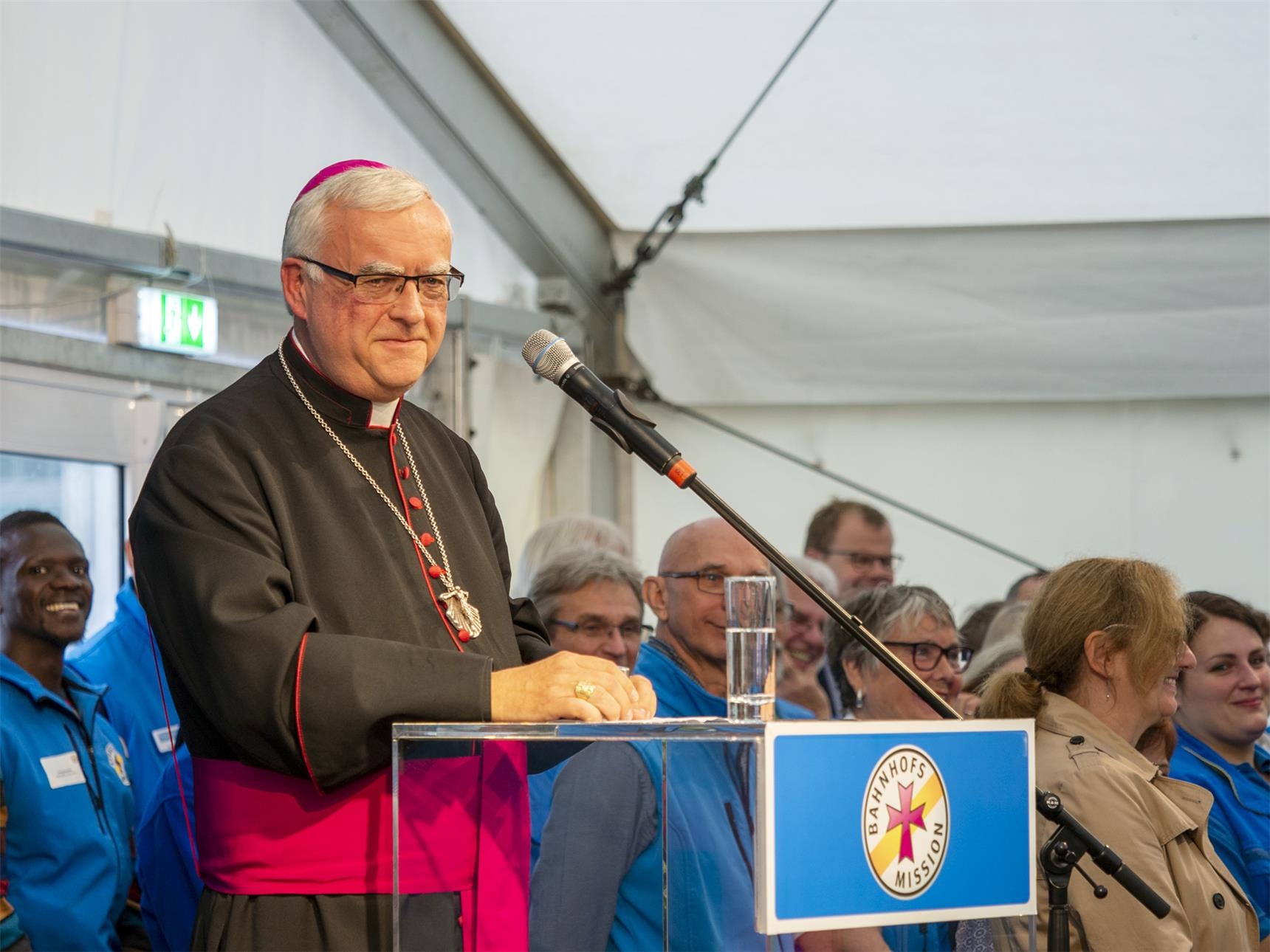 Erzbischof Heiner Koch dankte den 2000 freiwillig Engagierten und 400 hauptamtlichen Mitarbeitenden für ihren Einsatz. (Angela Kröll)