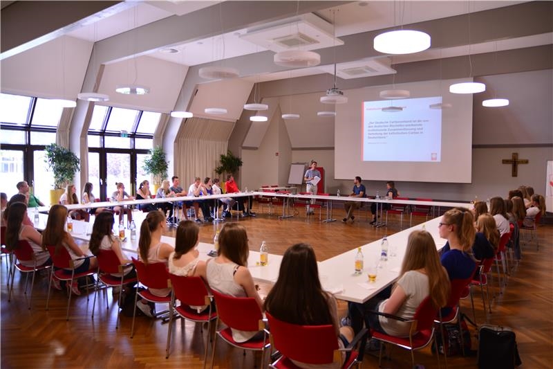 Die Arnsberger Gäste hören den Referenten im großen Saal aufmerksam zu. (youngcaritas Deutschland)