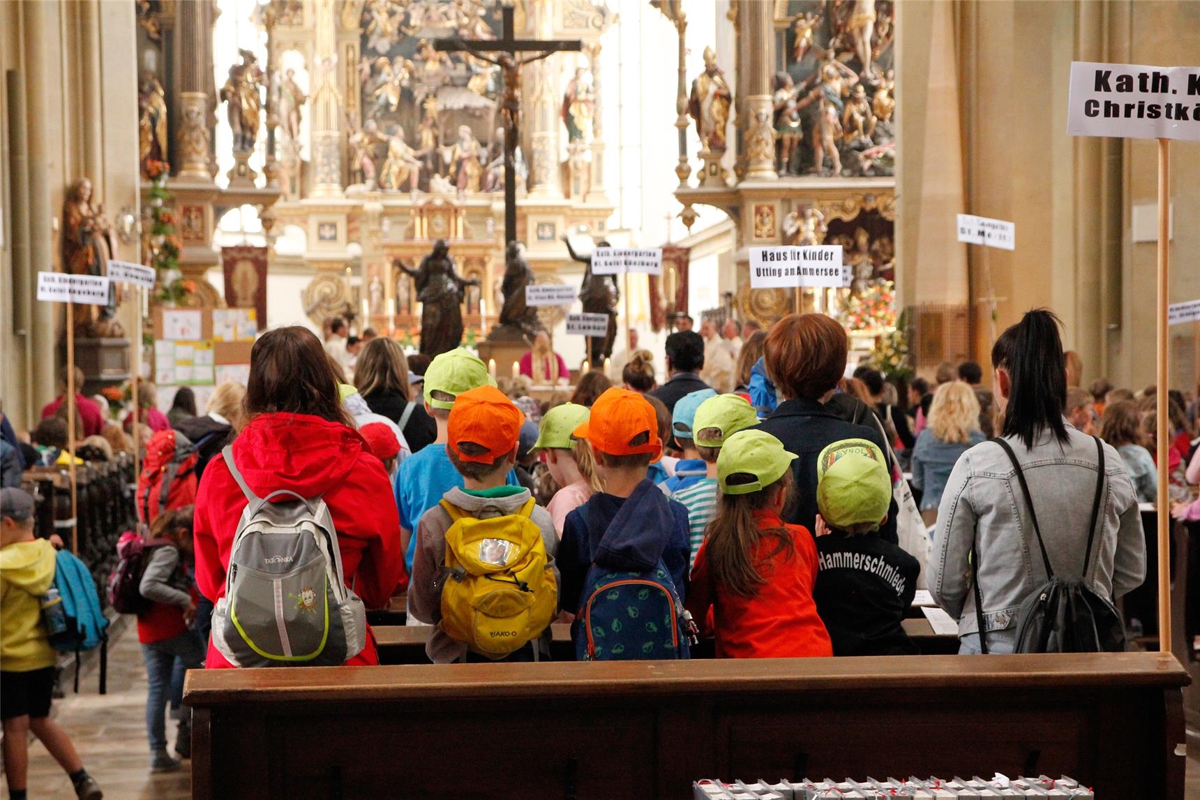 Knapp 600 Kinder aus katholischen Kindertageseinrichtungen feierten mit ihren Erzieherinnen den Kinderwallfahrtsgottesdienst.  (Bernhard Gattner)