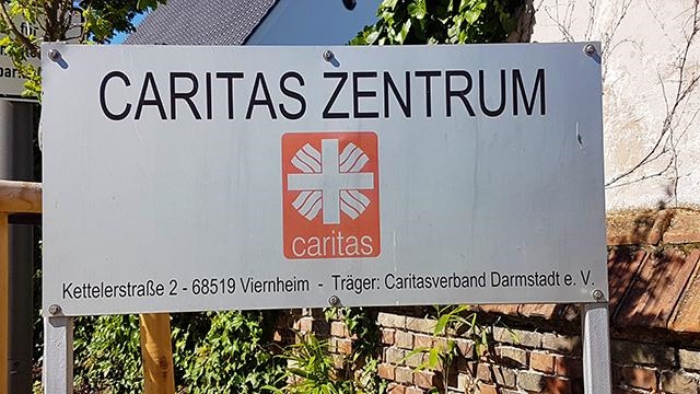 Hinweisschild Caritas Zentrum Viernheim (Caritasverband Darmstadt e. V.)