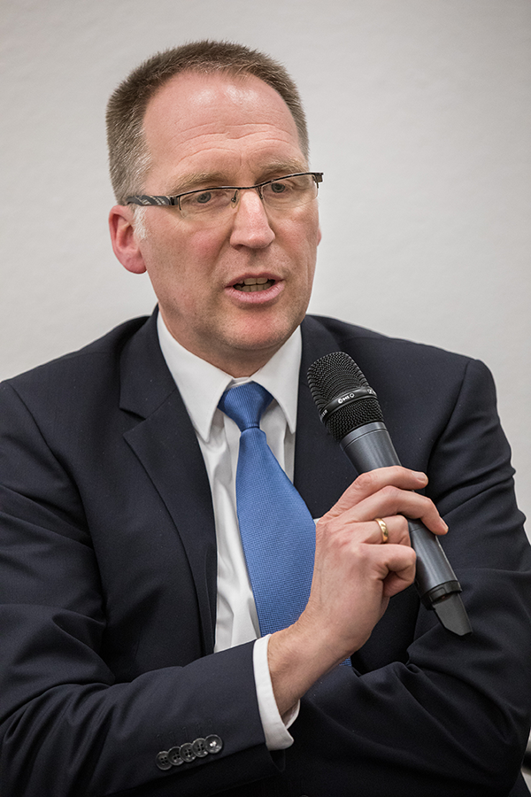 Porträt: Dr. Klaus Goedereis (Franziskus-Stiftung, Münster) mit einem Mikrofon (Achim Pohl)