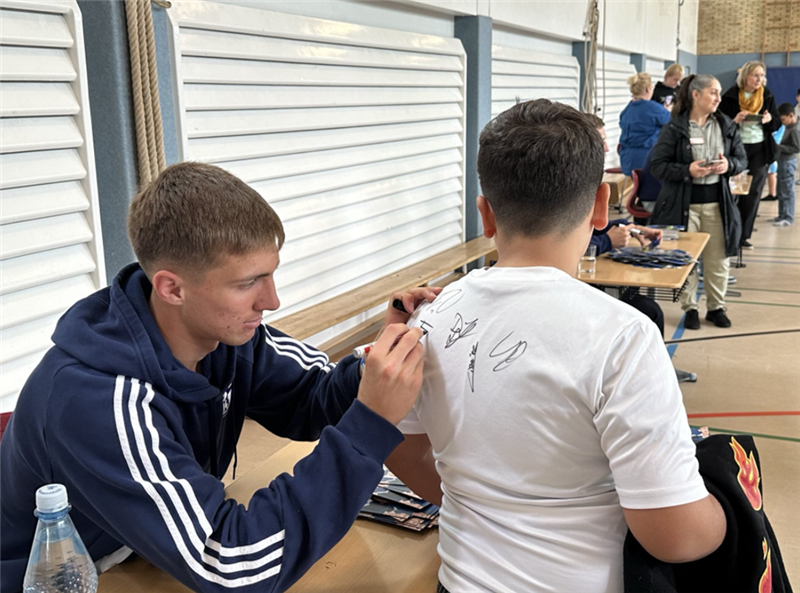 2024_10_Schalke-Spieler in OGS Sternschule