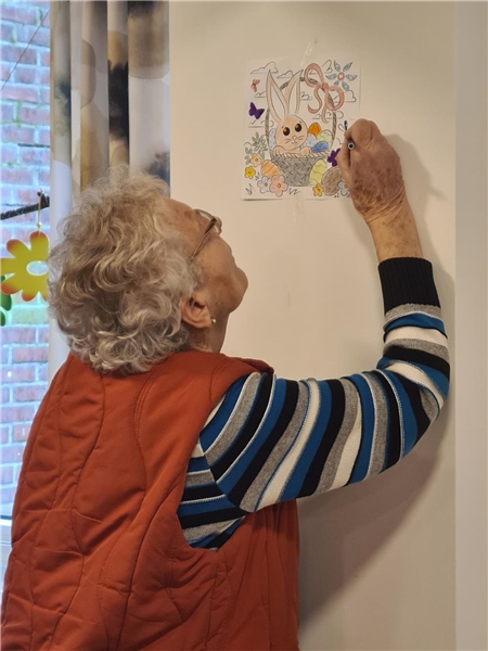 Seniorin malt ein Frühlingsbild