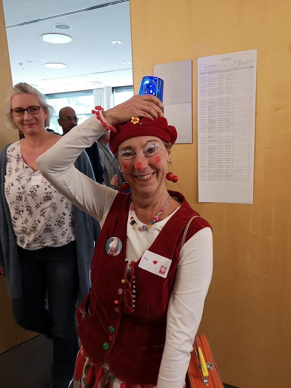 Klinik-Clownin Flora sammelt Tagungsgäste ein 
