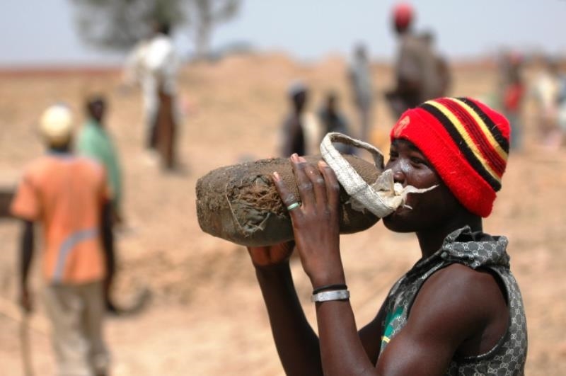 Mali: Junger Mann in einem Wasserprojekt