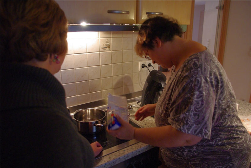 2 Frauen in der Küche, kochen, eine schaut der anderen zu (©caritasverband bocholt)