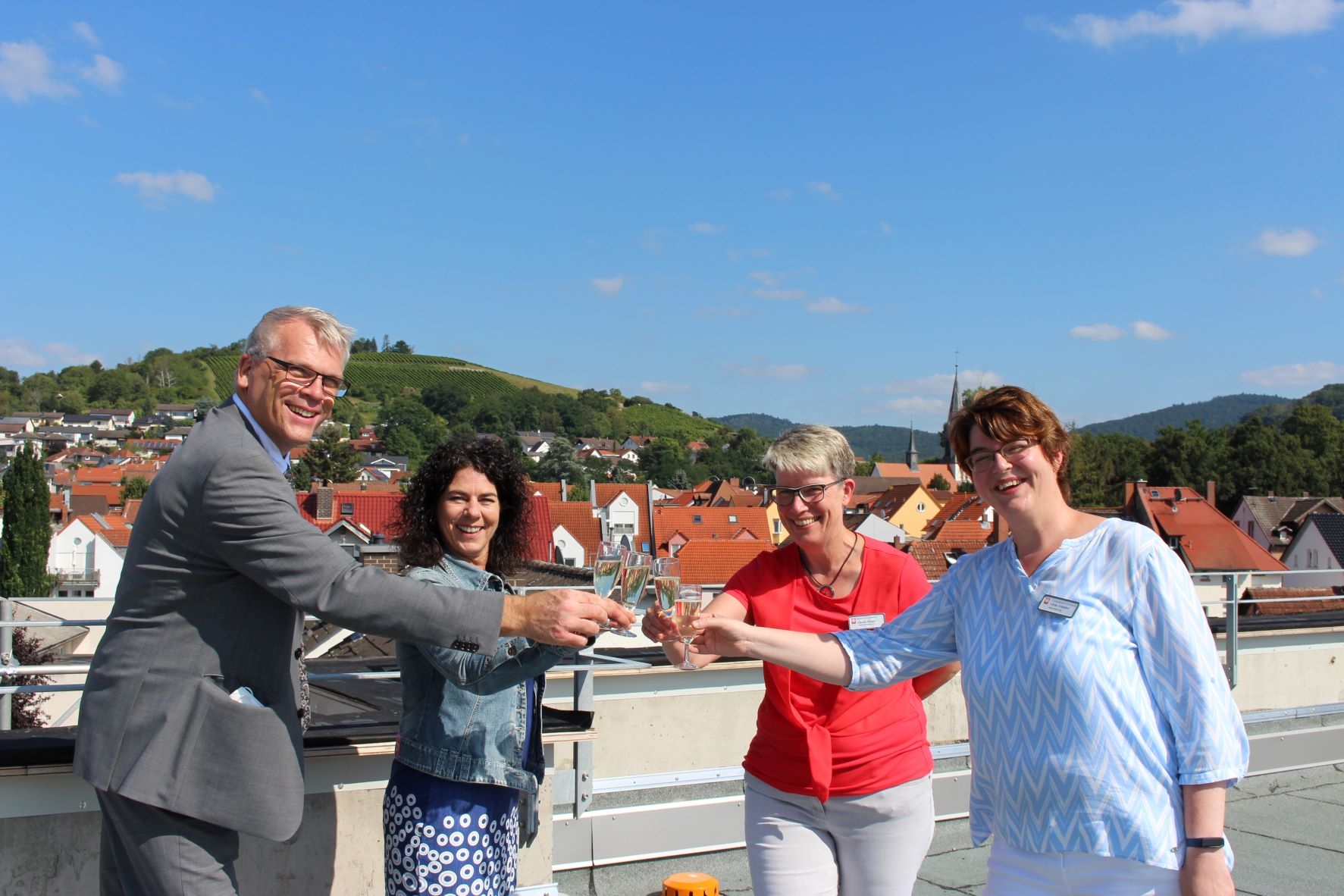 Vier Personen auf dem Dach eines Gebäudes (Caritasverband Darmstadt e. V.)