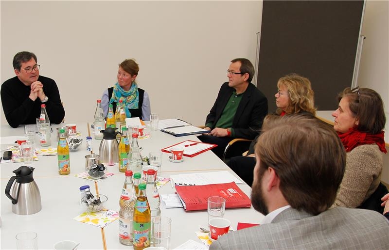 SPD-Politiker aus der Augsburger Region diskutierten mit Diözesan-Caritasdirektor Domkapitular Dr. Andreas Magg und desssen Mitarbeiter über die Zukunft der Pflege.  (Bernhard Gattner)
