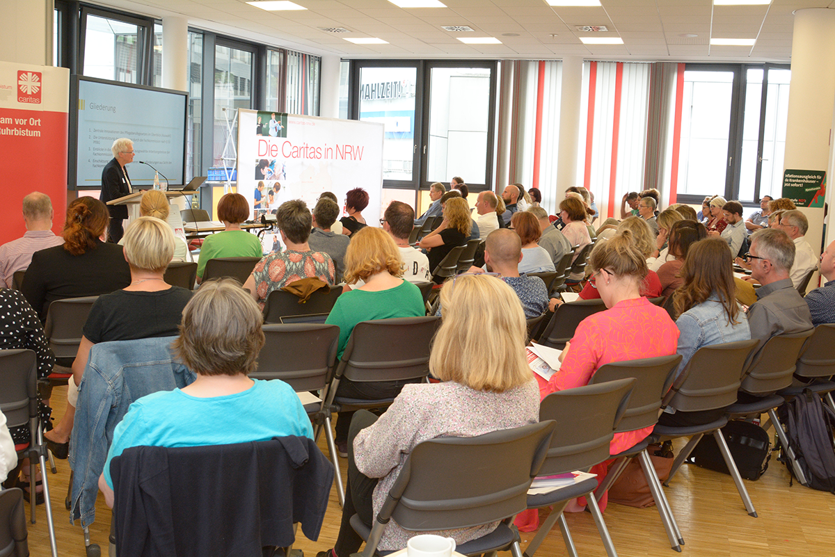 Das Publikum der CiNW-Fachtagung zur Umsetzung des Pflegeberufegesetzes in Essen während des Vortrags von Prof.in Gertrud Hundenborn (Foto: Caritas | Christoph Grätz)