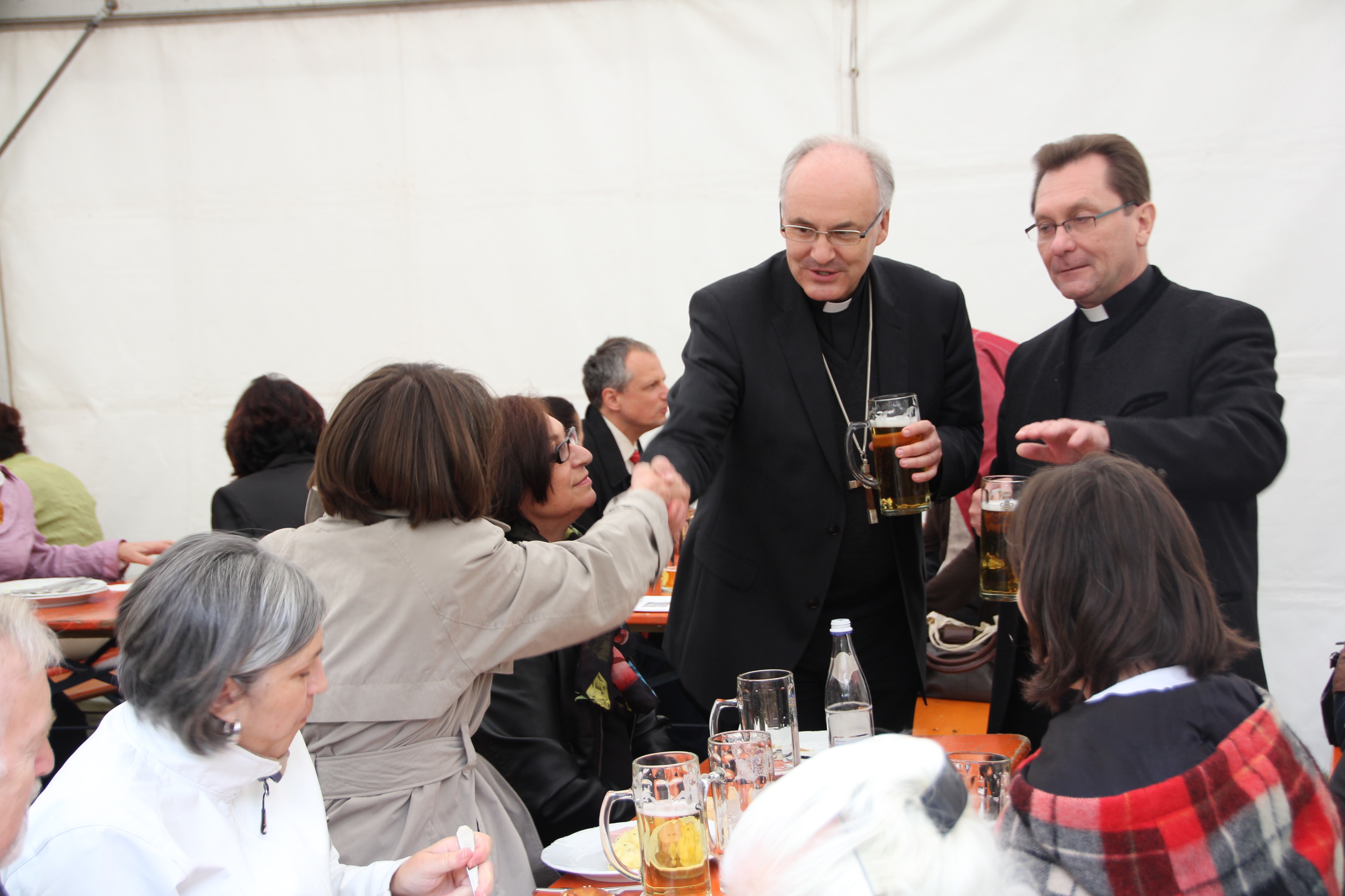 Bischof Rudolf im Gespräch mit Caritas-Mitarbeitern bei der Wolfgangswoche. (Burcom Regensburg)