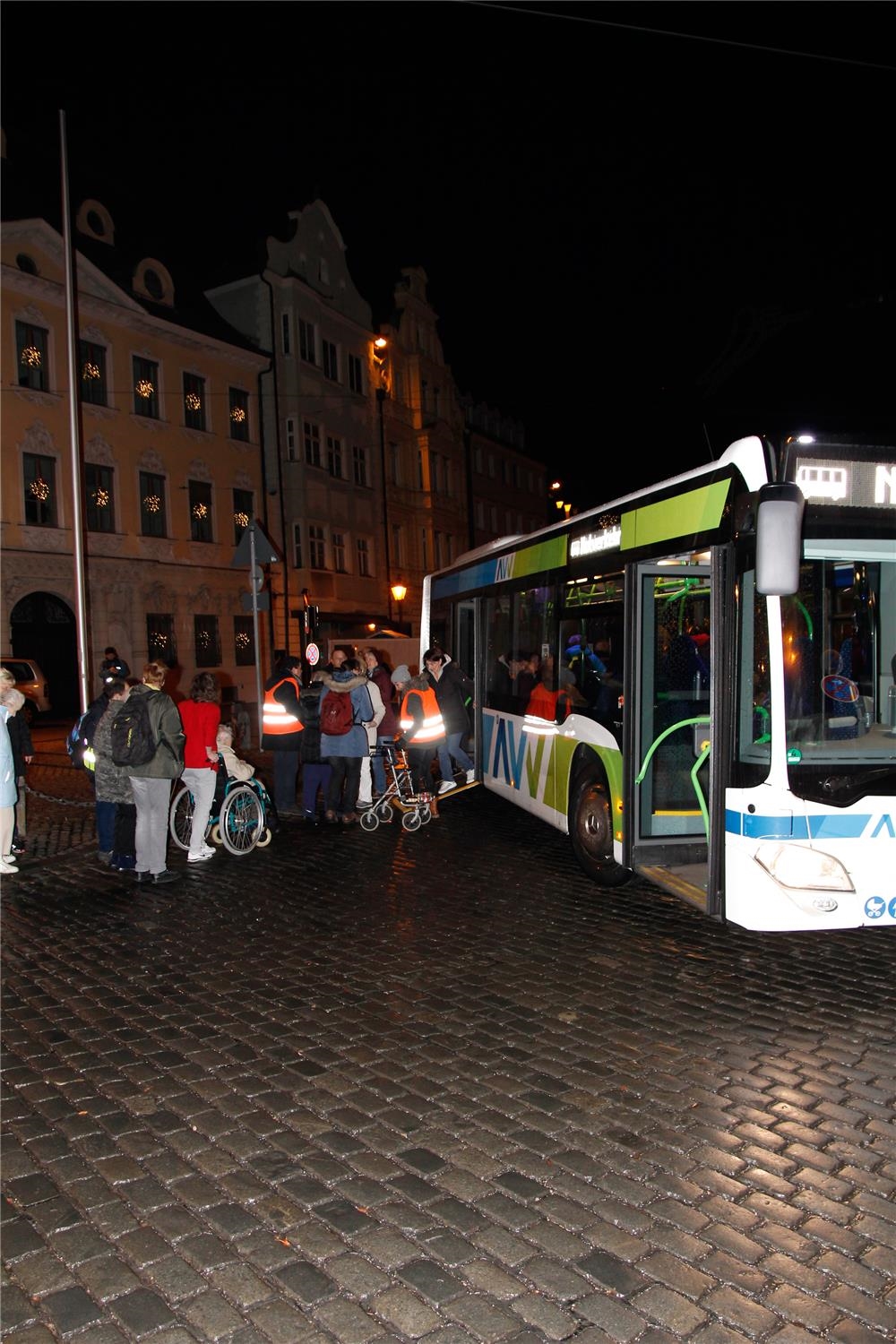 Um 6.50 Uhr am 25. Dezember 2016 stand der Bus der Augsburger Stadtwerke am Ulrichsplatz zur Abholung bereit.  (Bernhard Gattner)