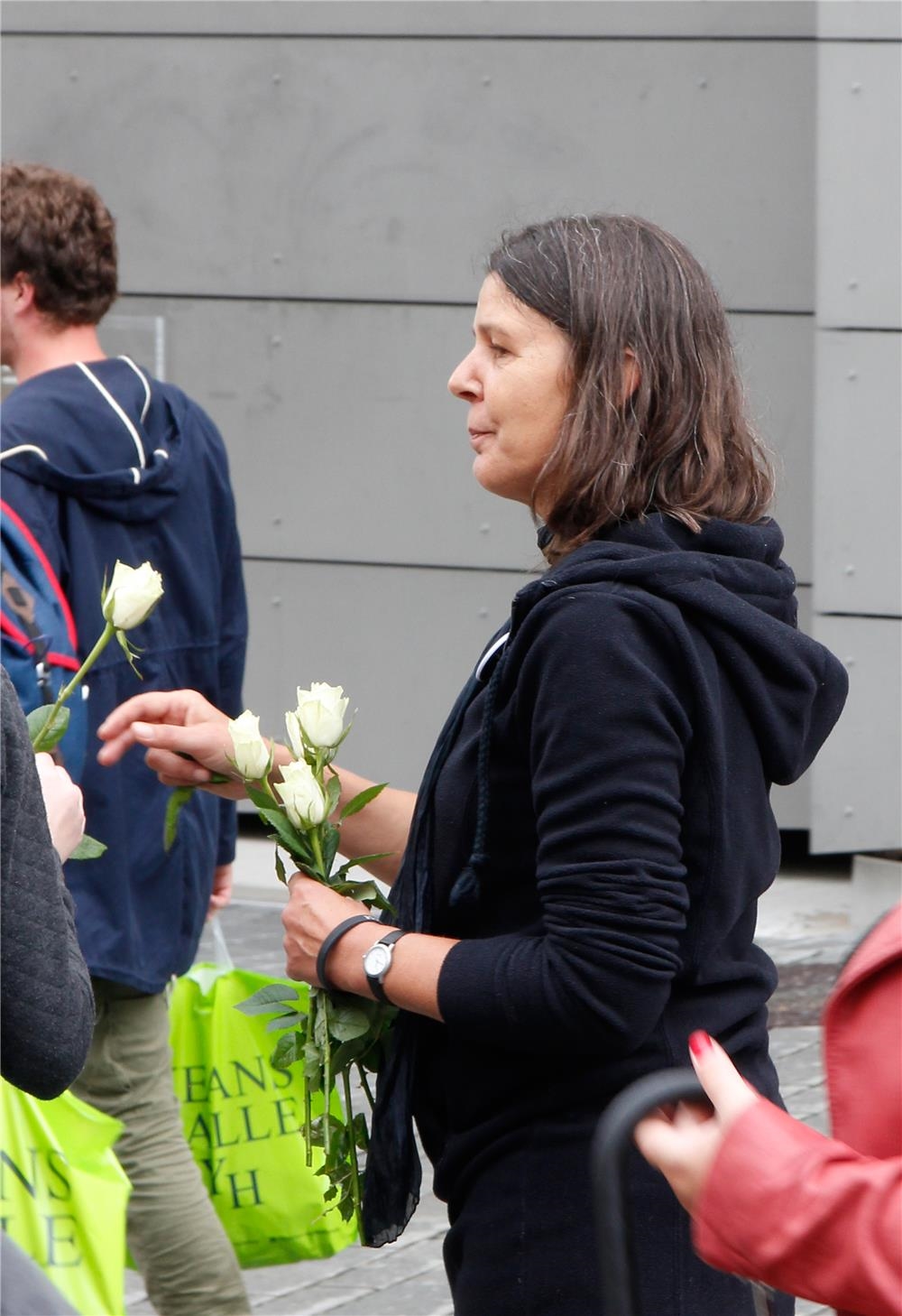 Maria Schmelz vom Drogenkontaktladen Talk Inn der Caritas in Kempten verteilte weiße Rosen an die Passanten. (Bernhard Gattner)
