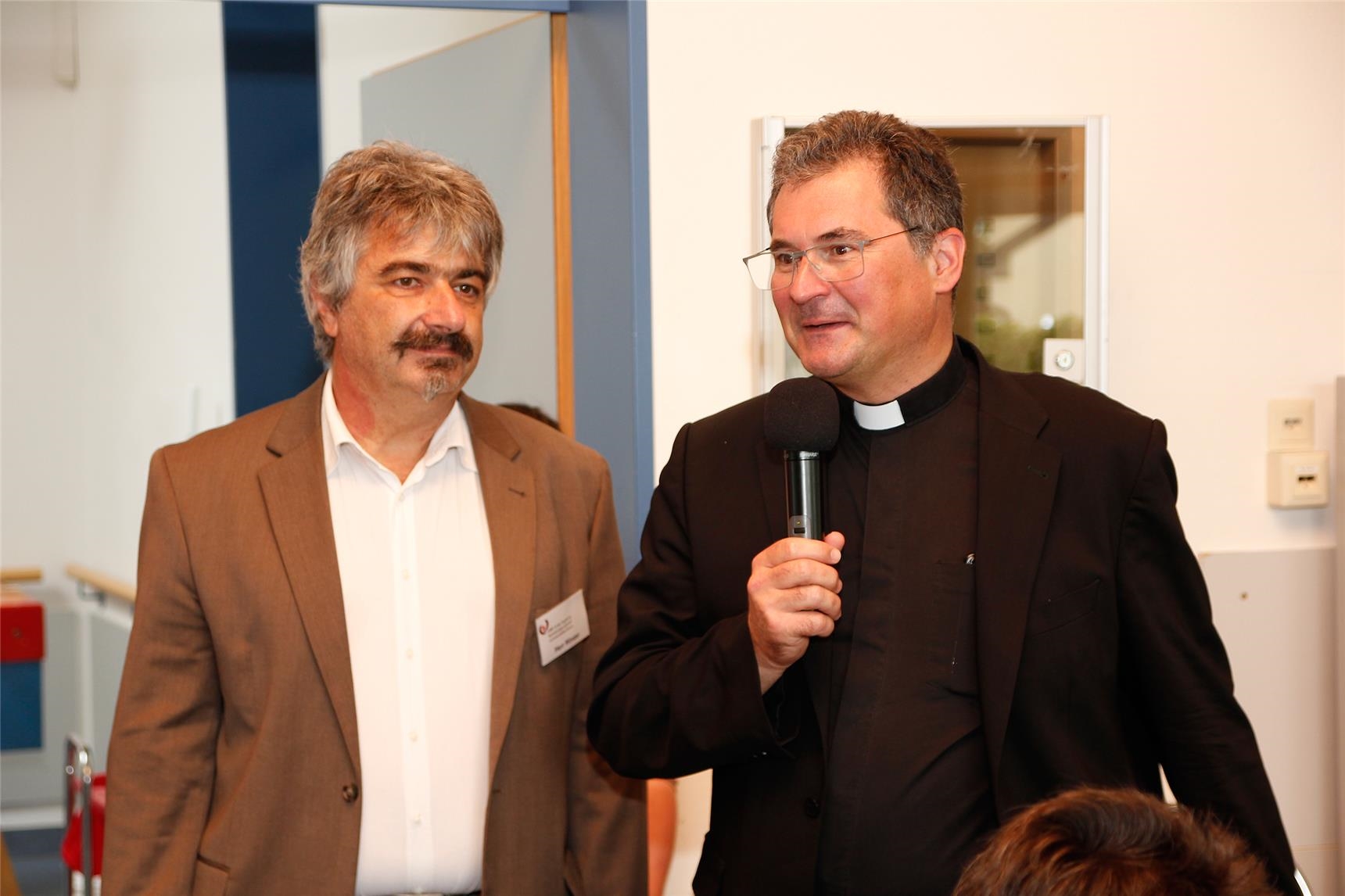 Diözesan-Caritasdirektor Domkapitular Dr. Andreas Magg (re.) bedankte sich bei den Caritas-SammlerInnen und freute sich, so viele begrüßen zu können. (Bernhard Gattner)