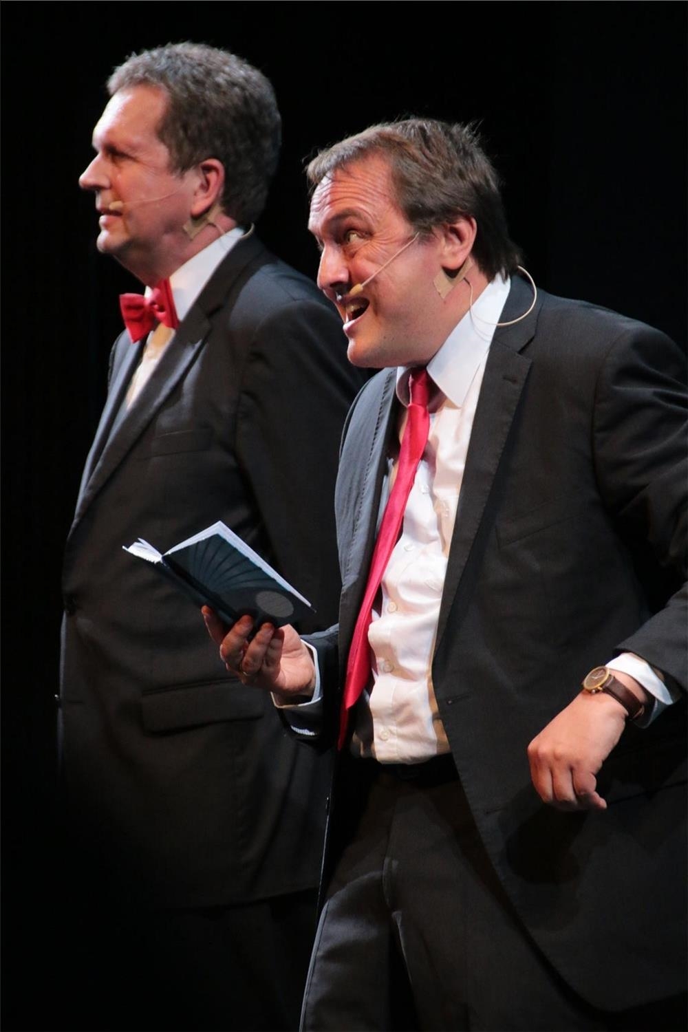 Das Foto zeigt zwei Kabarettisten in angeregtem Spiel auf einer Bühne. (Harald Westbeld)