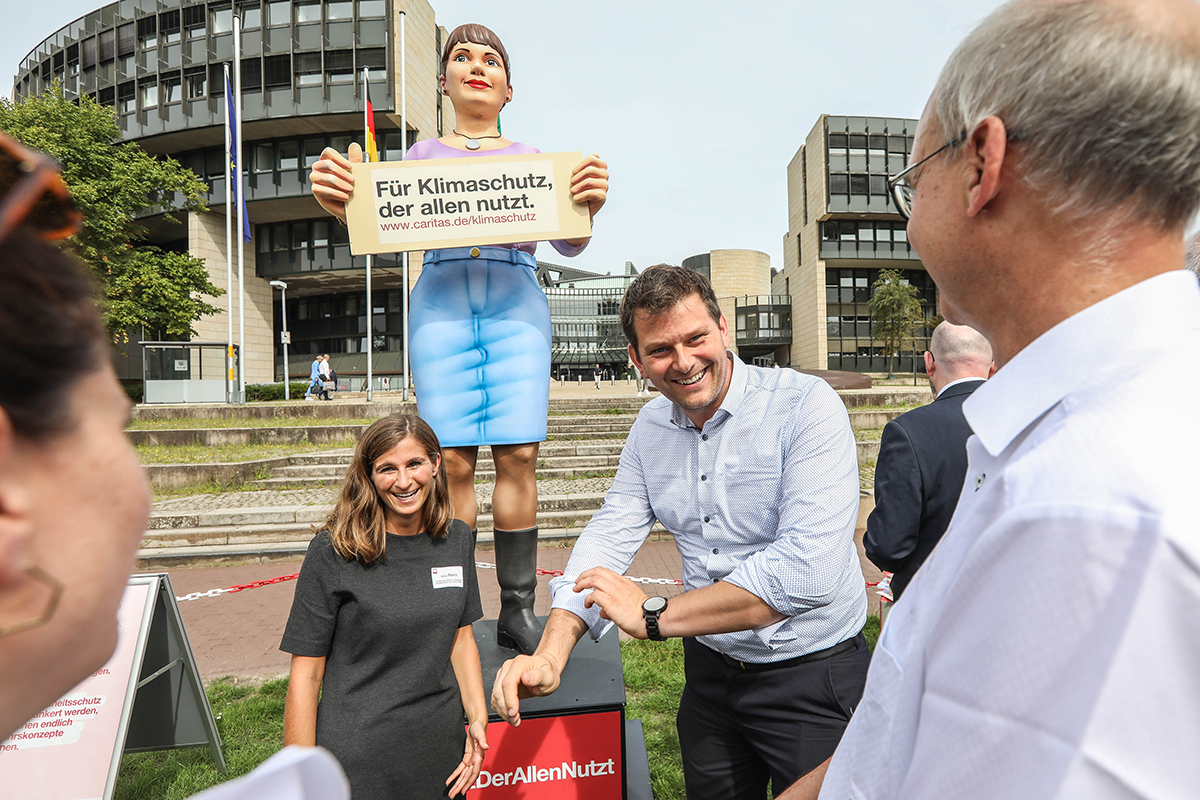 Giulia Maira (DiCV Paderborn) und Thorsten Klute (SPD) stehen lachend vor der Figur 'Jenny', die sich vor dem Düsseldorfer Landtag befindet (Foto: Hans-Jürgen Bauer)