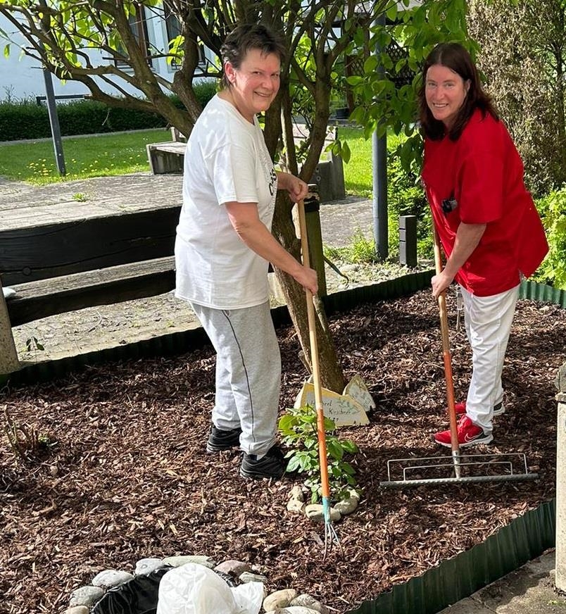 Gabi Pfannenstein (li.) und Barbara Müller (re.) bei der Gestaltung der Gedenkecke 