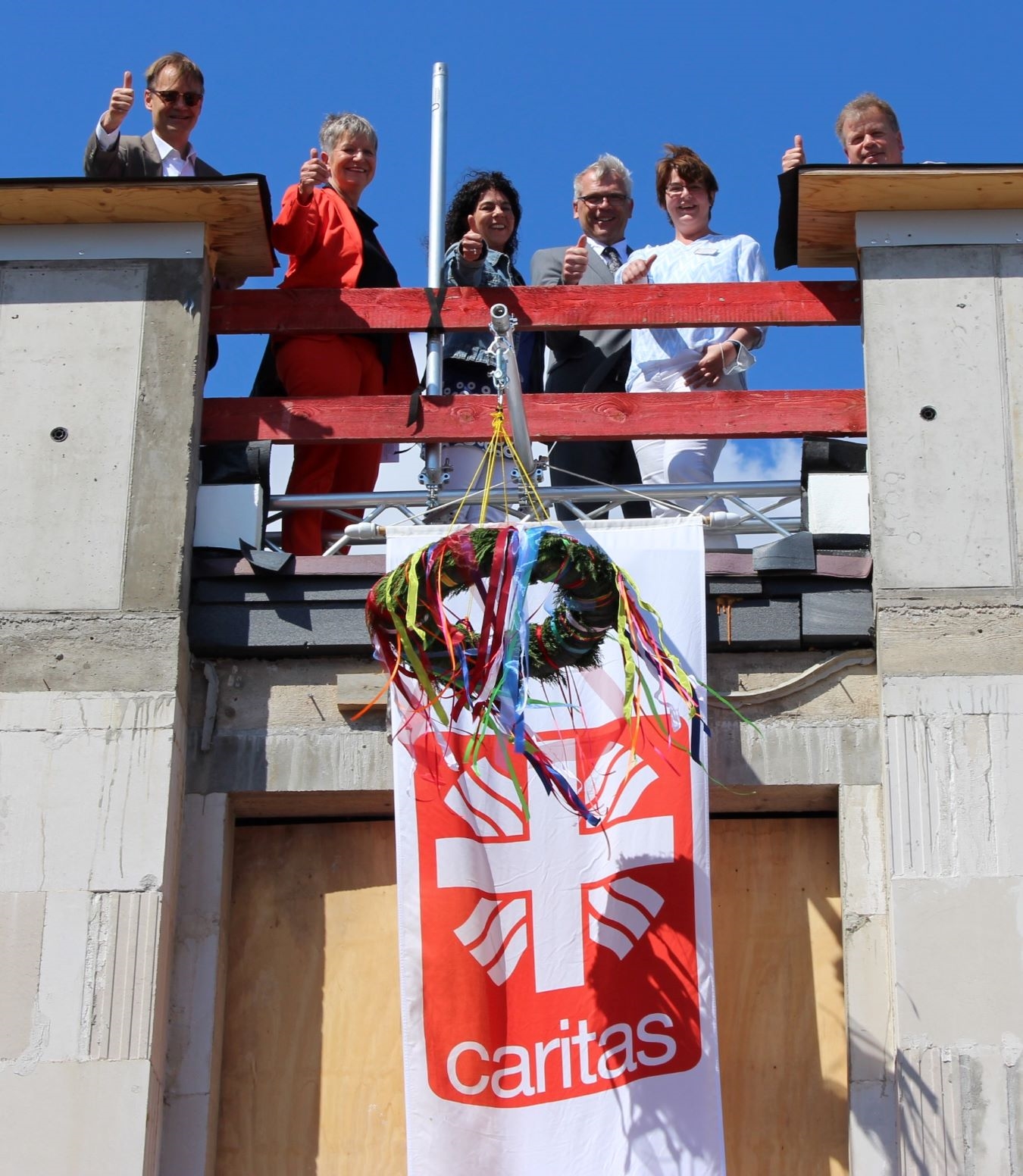 Personen auf dem Dach eines Gebäudes  (Caritasverband Darmstadt e. V.)