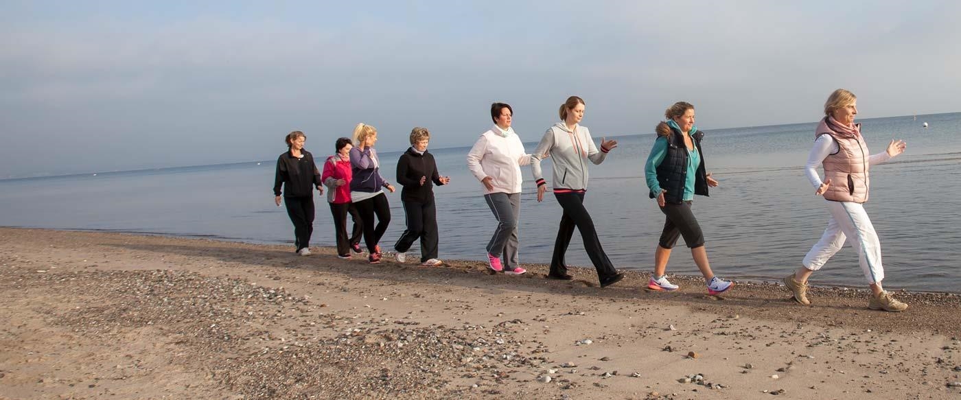 Gruppe von Müttern beim Strandlauf am Ostseestrand der Lübecker Bucht