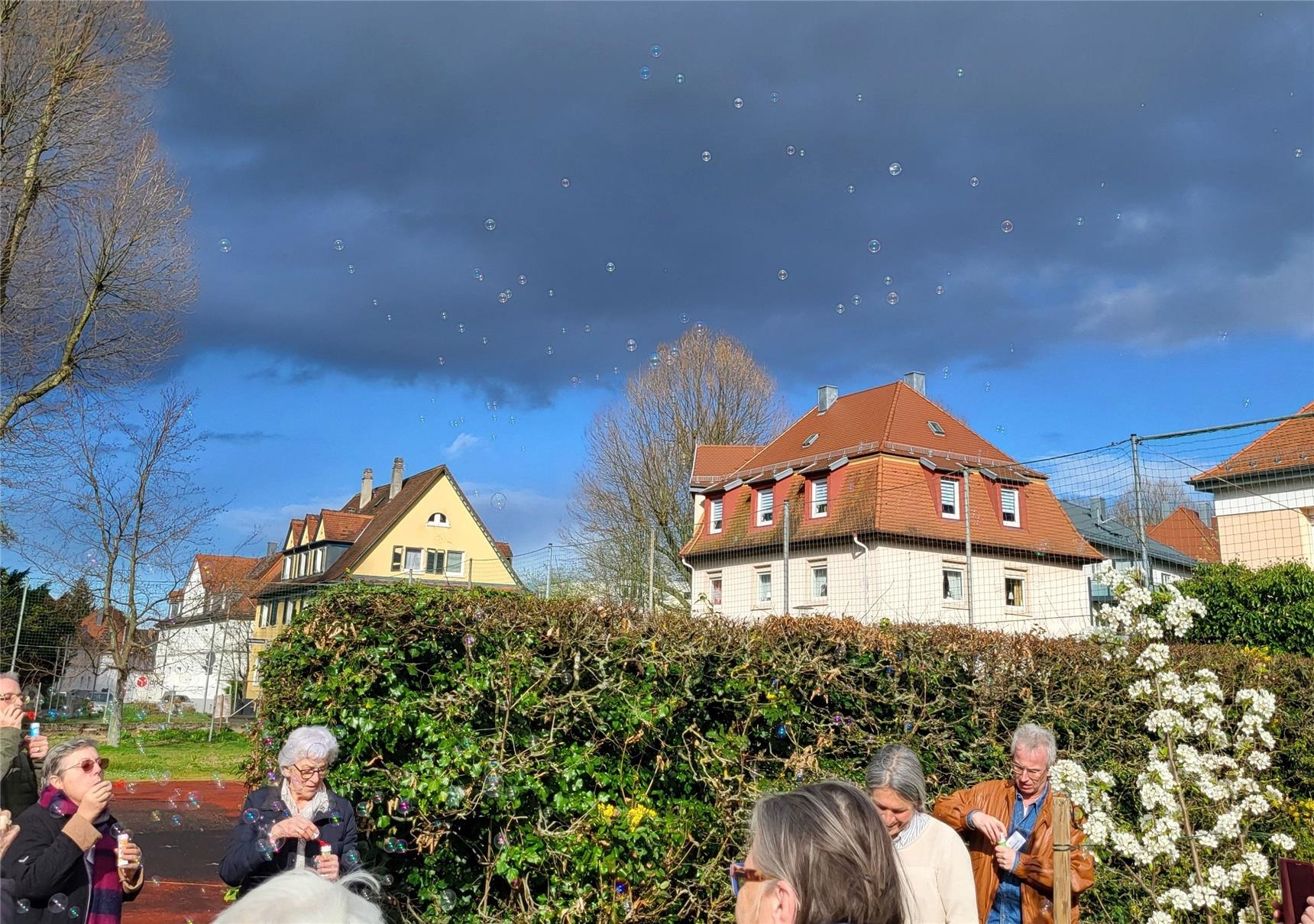 Seifenblasen schmücken den HImmel während der Pflanzaktion 