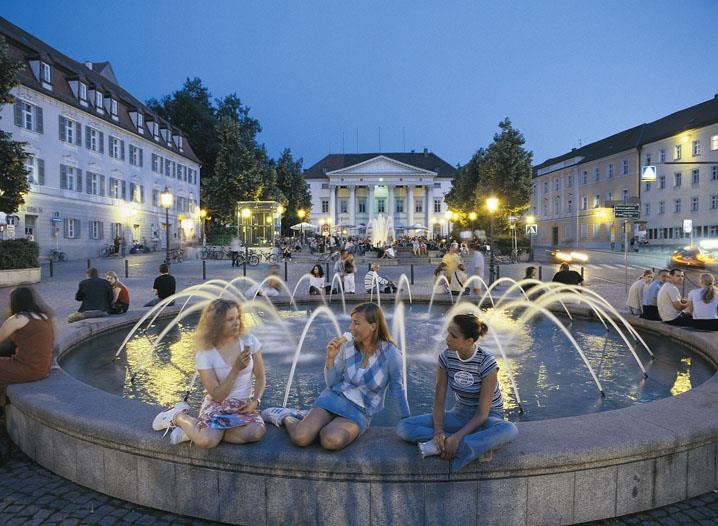 Beschauliche Abendszene auf dem Bismarckplatz (© Regensburg Tourismus GmbH-Clemens Meyer)