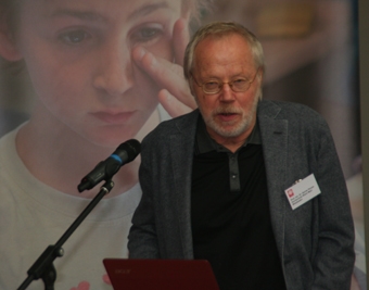 Prof. em. Dr. Heiner Keupp steht an einem Podium und hält eine Rede (Harald Westbeld)