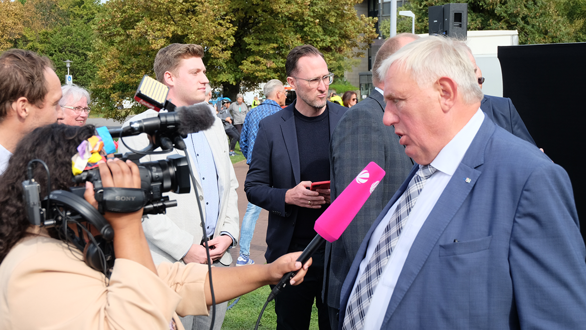 Minister Karl-Josef Laumann, der bei einer Kundgebung zur Krankenhausfinanzierung vor dem Düsseldorfer Landtag dem Fernsehsender Sat.1 ein Interview gibt (Foto: Markus Lahrmann)