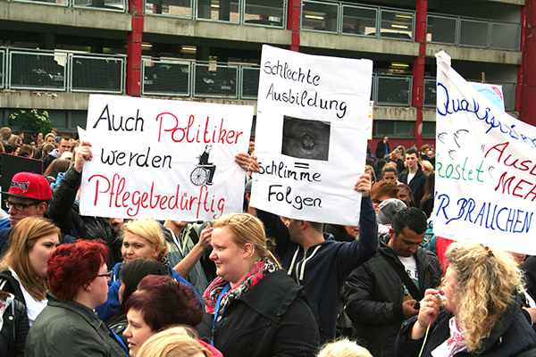 Demonstranten bei einer Kundgebung bezüglich einer kostendeckenden Finanzierung der Altenpflegeausbildung vor dem Düsseldorfer Landtag am 12.05.2014  (Markus Lahrmann)