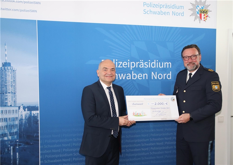 Spendenübergabe durch Polizeipräsident Martin Wilhelm an Diözesan-Caritasdirektor Diakon Markus Müller