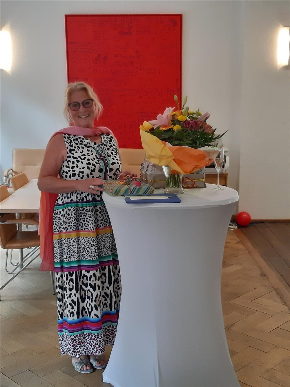 Frau Petra Augst bei ihrer Verabschiedung im Info-Café Haus St. Vinzenz (© Caritasverband Worms e. V., Ursula Perkoulidis)