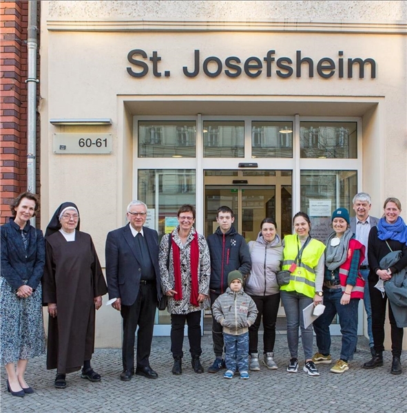 Erzbischof Koch besucht Notunterkunft