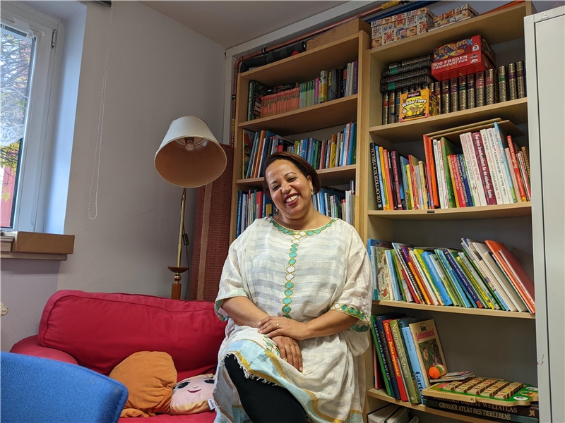 Mahlet Teklemariam im Zimmer vor einem Bücherregal