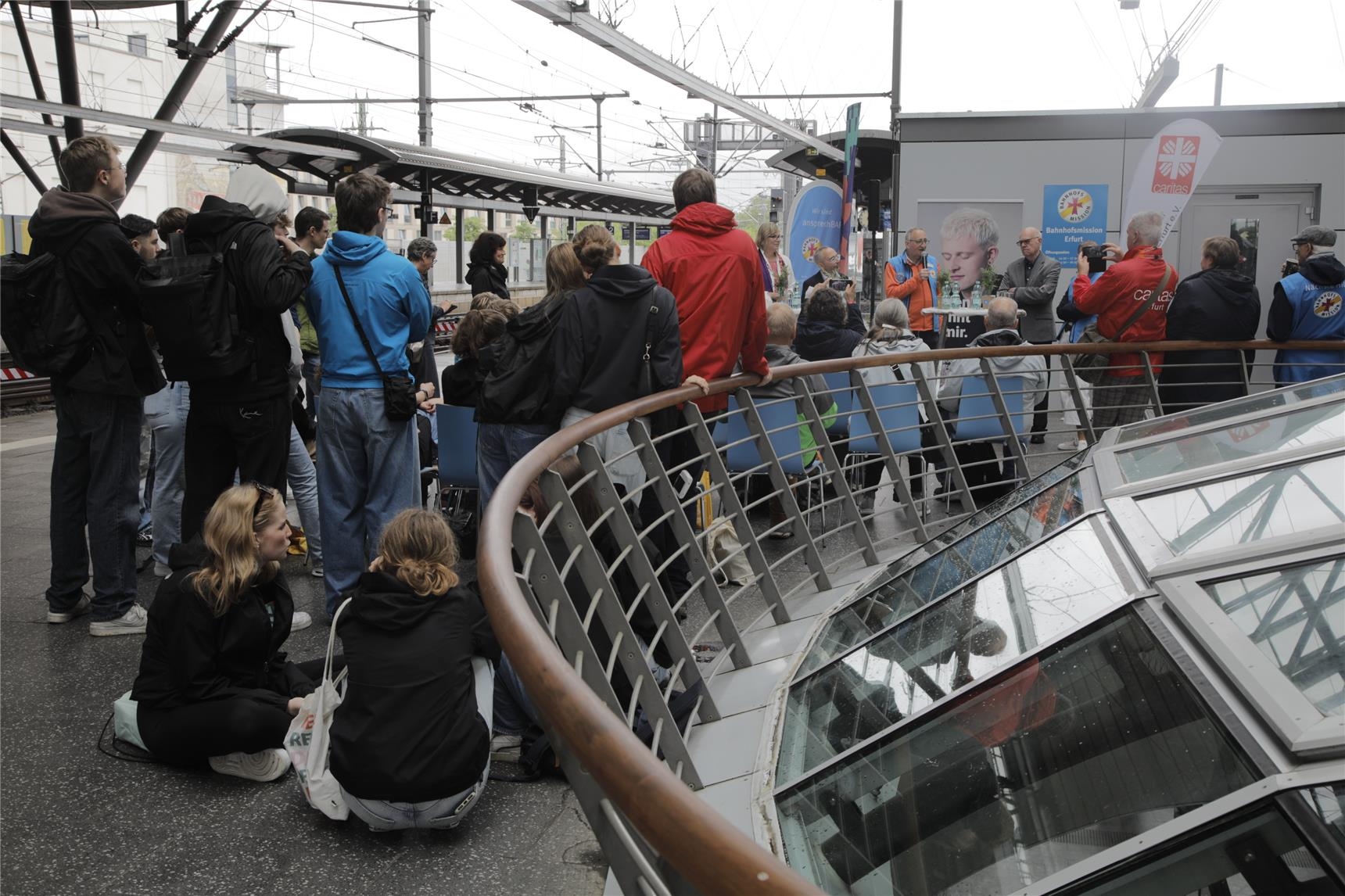 Publikum bei Veranstaltung Friedensort Bahnhofsmission (Ralf Gerard)