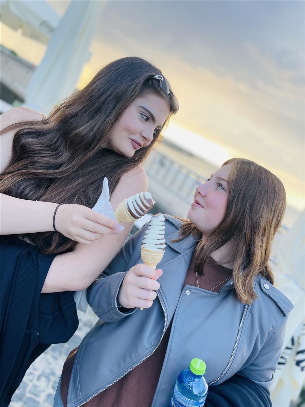 2 Mädchen essen Eis am Strand 